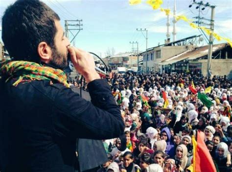 ­K­ü­r­t­ç­e­ ­ş­a­r­k­ı­ ­s­ö­y­l­e­r­k­e­n­ ­ö­l­d­ü­r­ü­l­d­ü­­ ­i­d­d­i­a­s­ı­ ­y­a­l­a­n­ ­ç­ı­k­t­ı­